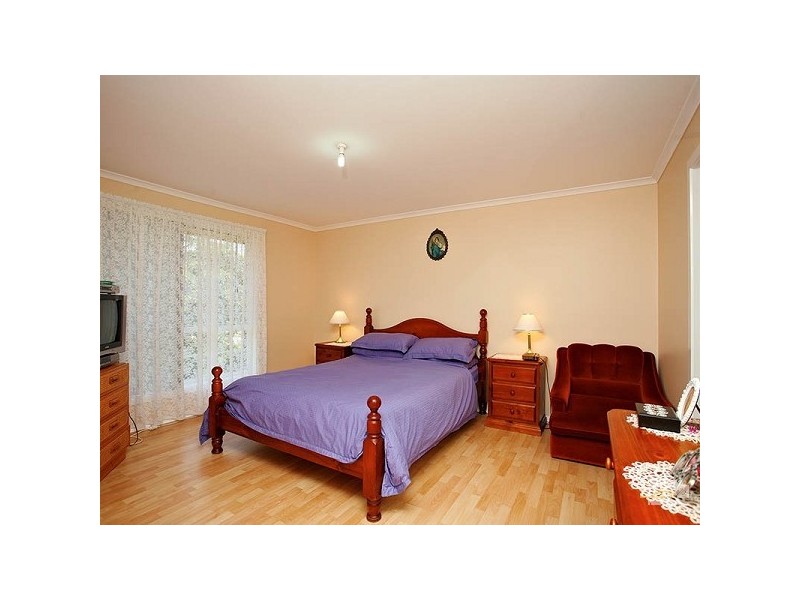 1/5 Cassinia Crescent, Meadow Heights VIC 3048