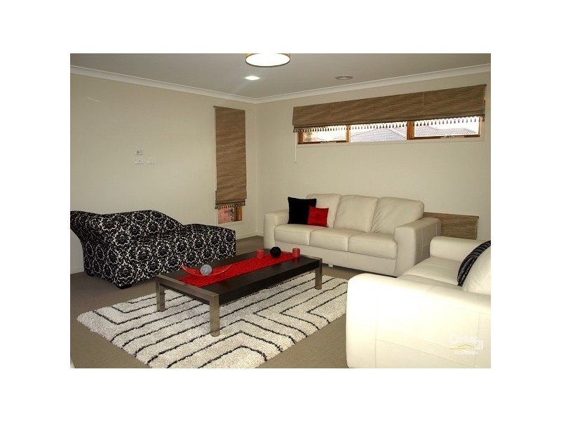 11 Broadway Street, Roxburgh Park VIC 3064