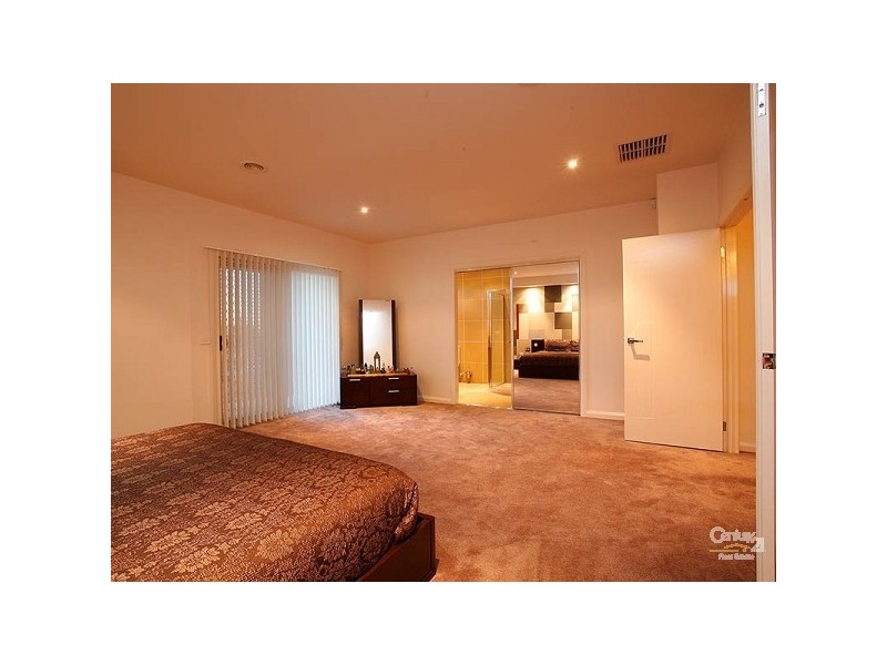 82 Lakeside Drive, Roxburgh Park VIC 3064