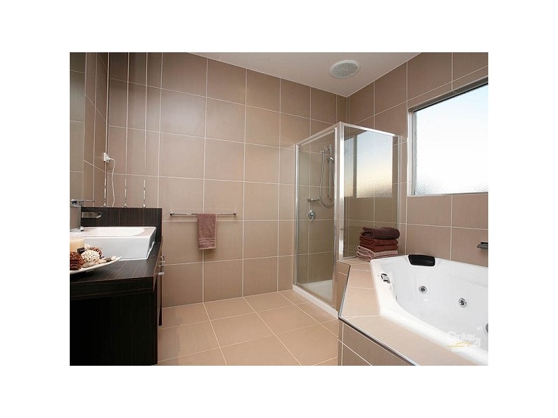 82 Lakeside Drive, Roxburgh Park VIC 3064