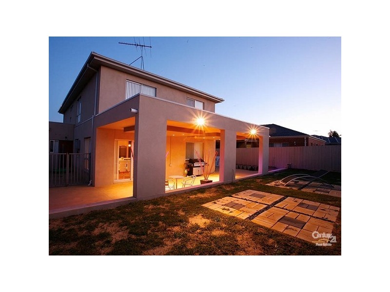 82 Lakeside Drive, Roxburgh Park VIC 3064