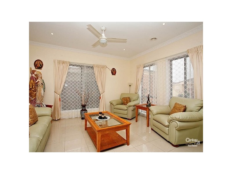 6 Yellowstone Court, Roxburgh Park VIC 3064