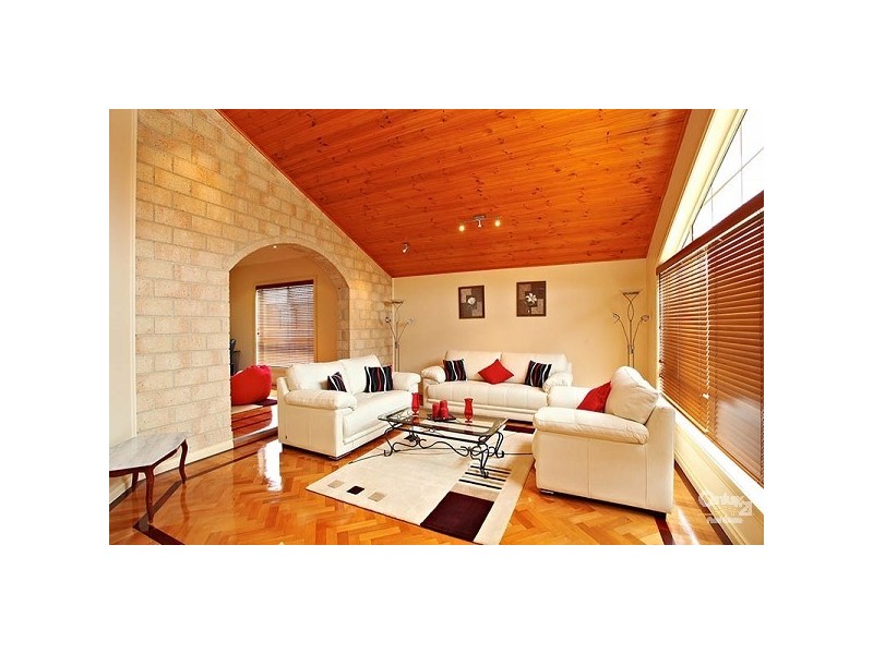 18 Madeira Court, Roxburgh Park VIC 3064