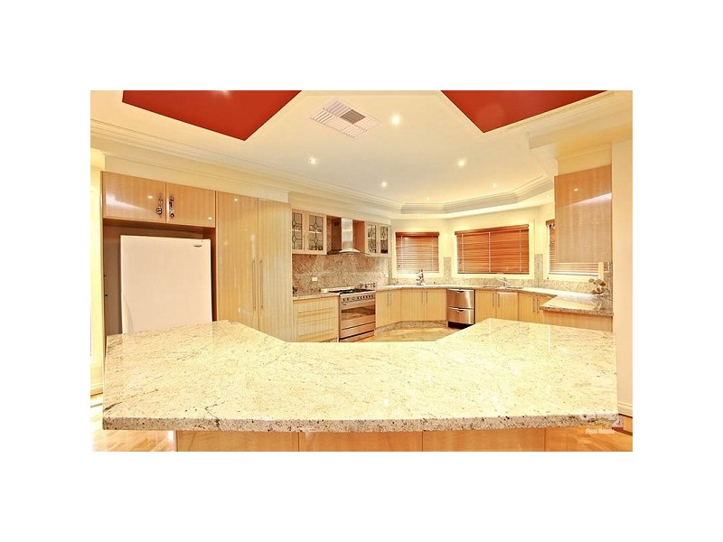 18 Madeira Court, Roxburgh Park VIC 3064