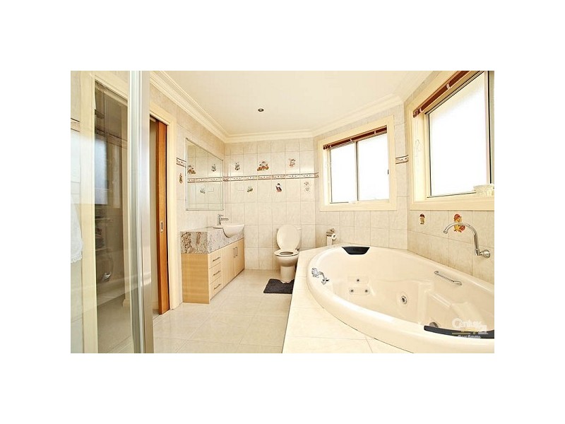 18 Madeira Court, Roxburgh Park VIC 3064