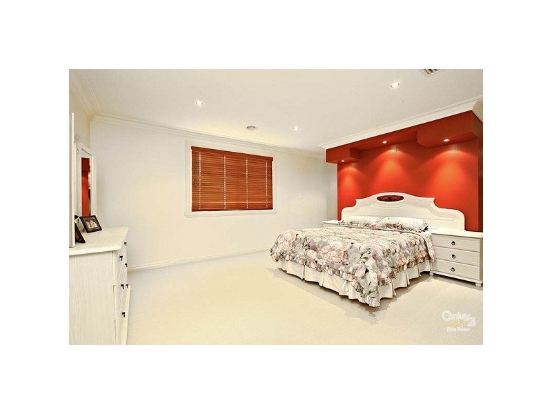 18 Madeira Court, Roxburgh Park VIC 3064