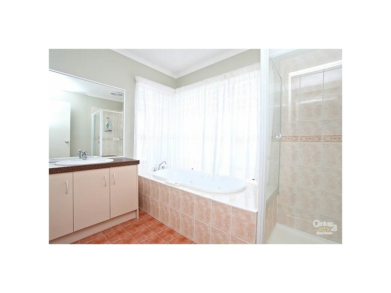 28 Salween Crescent, Roxburgh Park VIC 3064