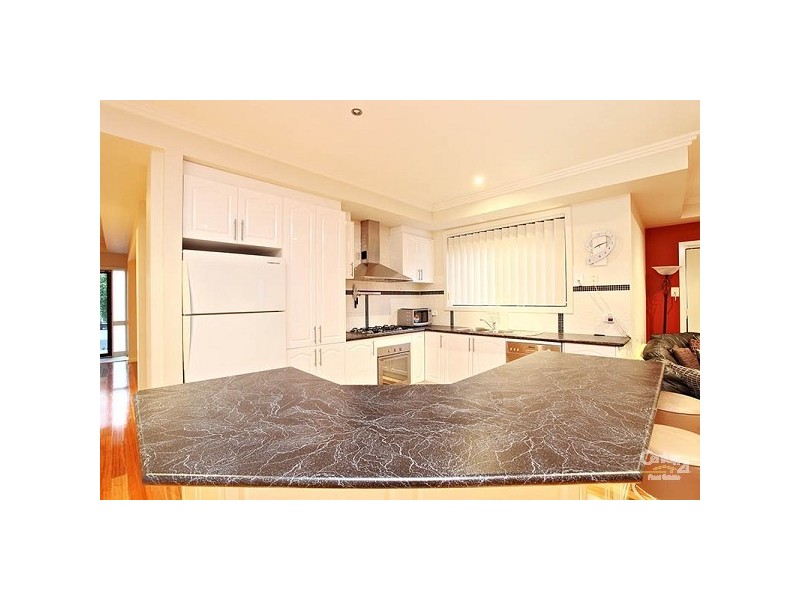 5 Limerick Crt, Roxburgh Park VIC 3064