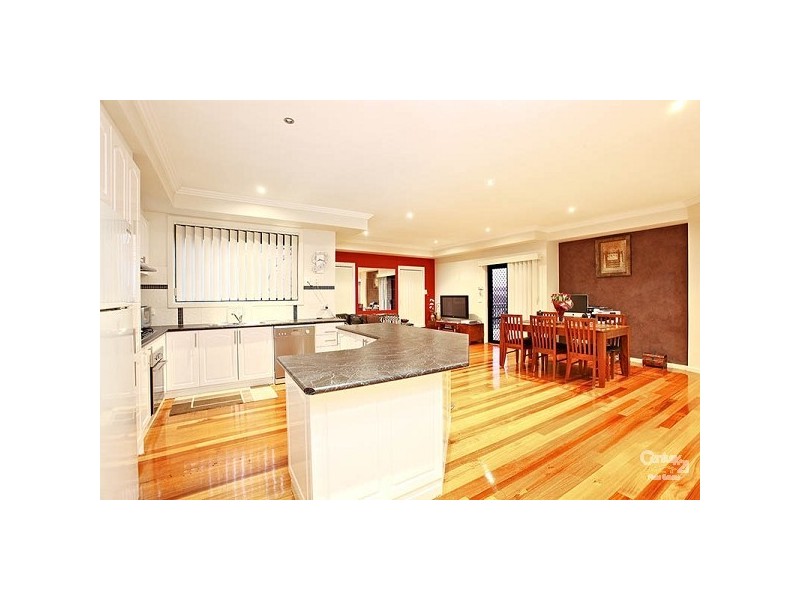 5 Limerick Crt, Roxburgh Park VIC 3064