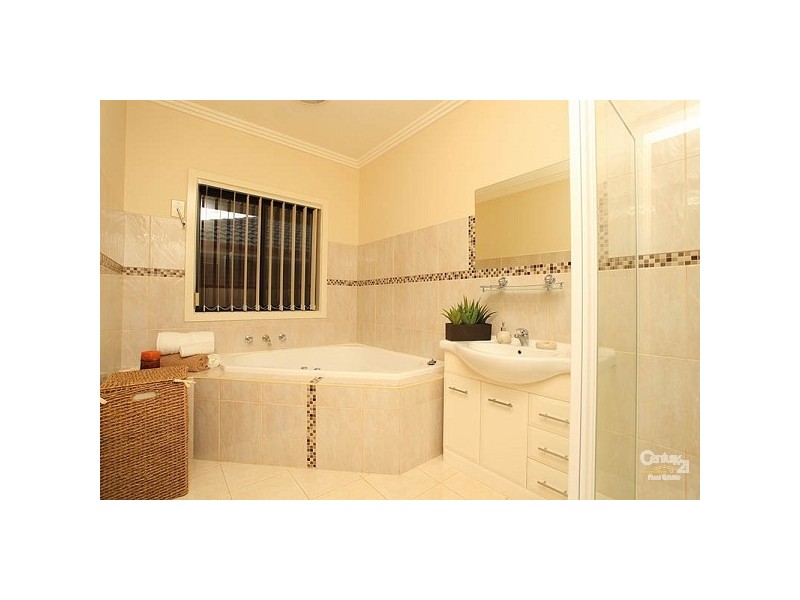 5 Limerick Crt, Roxburgh Park VIC 3064