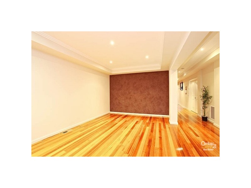 5 Limerick Crt, Roxburgh Park VIC 3064