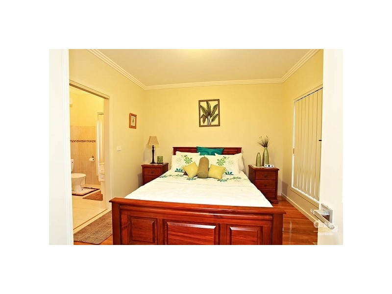 5 Limerick Crt, Roxburgh Park VIC 3064