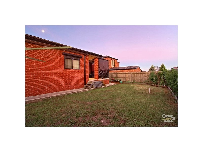 5 Limerick Crt, Roxburgh Park VIC 3064