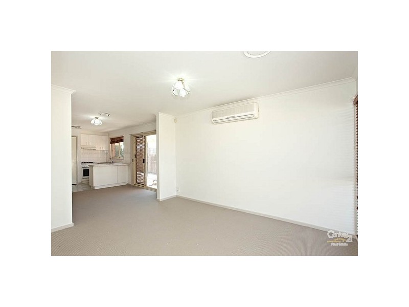 15 Pinnock Ave, Roxburgh Park VIC 3064