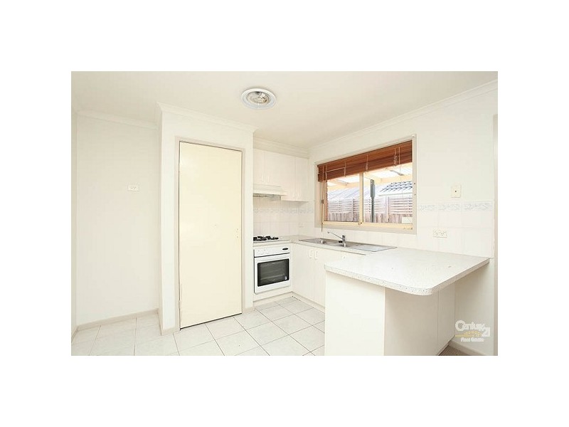 15 Pinnock Ave, Roxburgh Park VIC 3064