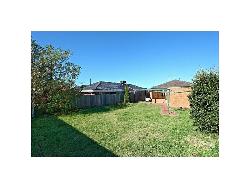 15 Pinnock Ave, Roxburgh Park VIC 3064
