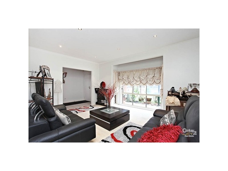 27 McKenzie Crescent, Roxburgh Park VIC 3064