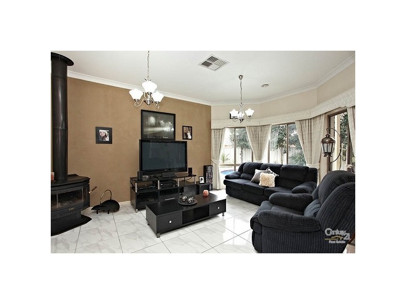 8 Lakes Drive, Craigieburn VIC 3064