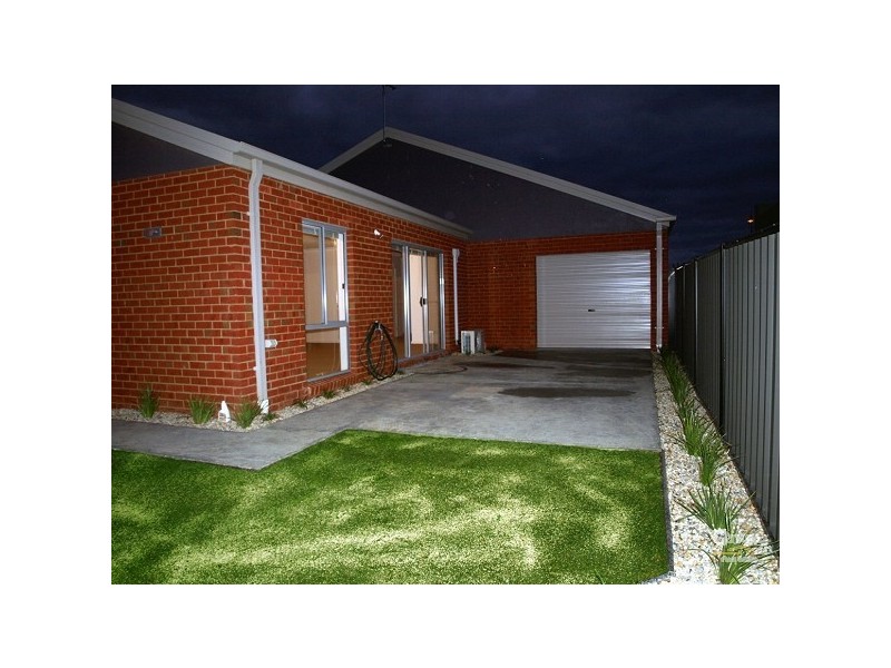 8 Lambourne Place, Craigieburn VIC 3064