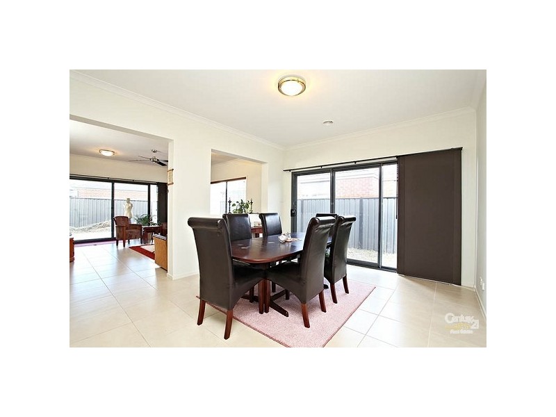 68 Hyde Park Ave, Craigieburn VIC 3064