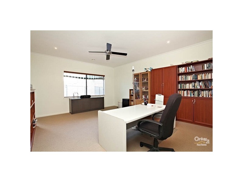 68 Hyde Park Ave, Craigieburn VIC 3064