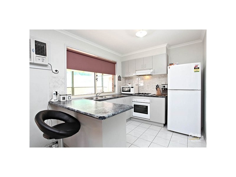 8 Waterford Ave, Craigieburn VIC 3064
