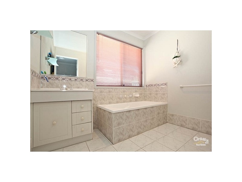 8 Waterford Ave, Craigieburn VIC 3064