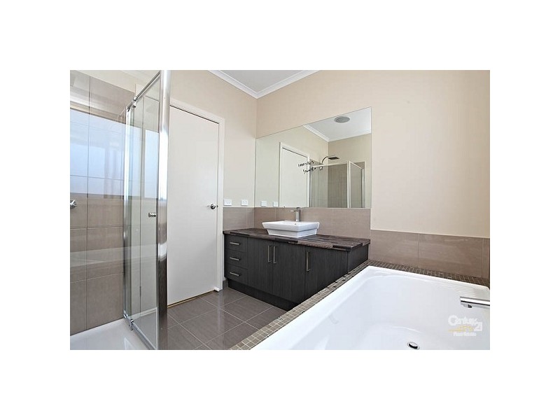 17 Clopton Rise, Craigieburn VIC 3064