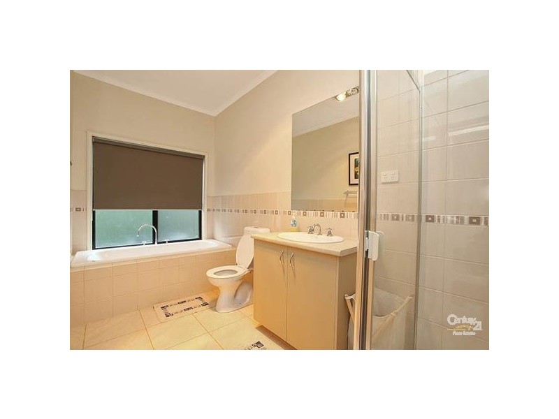 70 Malcolm Creek Pde, Craigieburn VIC 3064