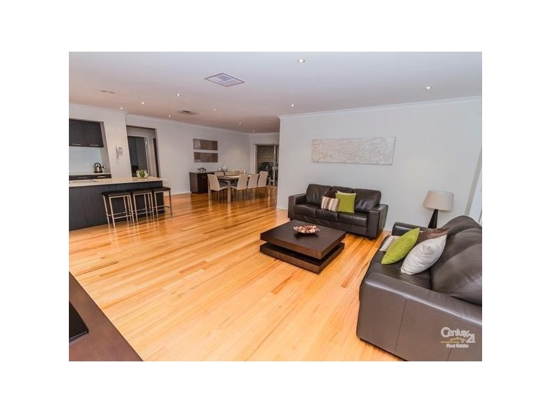 7 Markham Court, Roxburgh Park VIC 3064