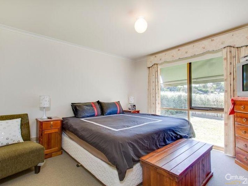 106 Clarendon Drive, Somerville VIC 3912