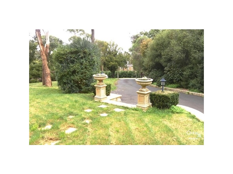 27 Banool Crescent, Mount Eliza VIC 3930