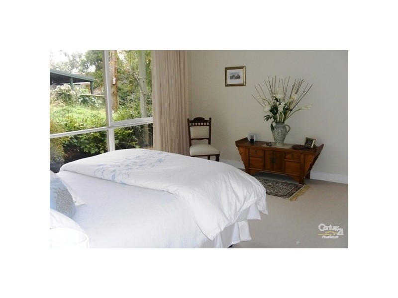 27 Banool Crescent, Mount Eliza VIC 3930