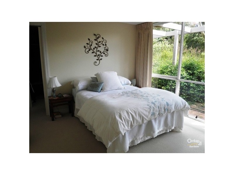 27 Banool Crescent, Mount Eliza VIC 3930