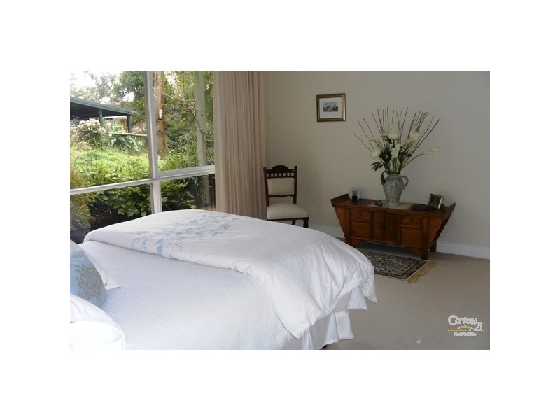 27 Banool Crescent, Mount Eliza VIC 3930