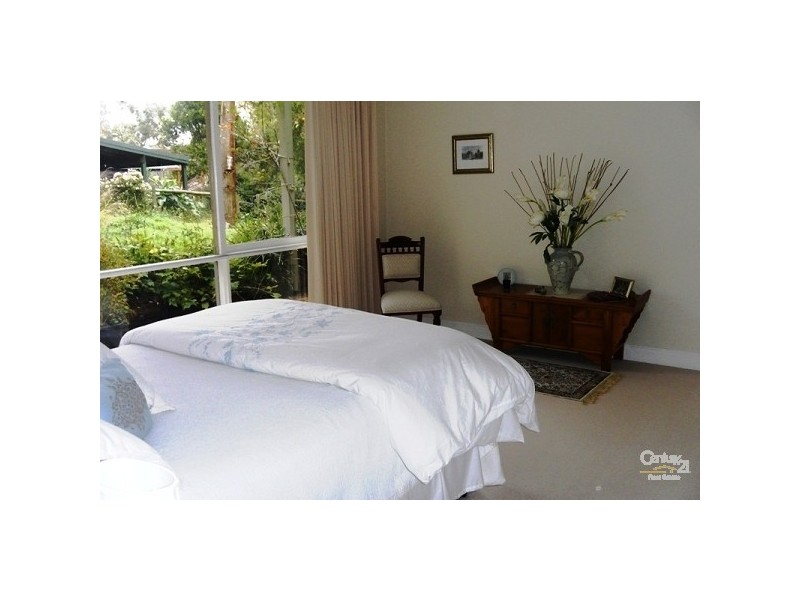 27 Banool Crescent, Mount Eliza VIC 3930