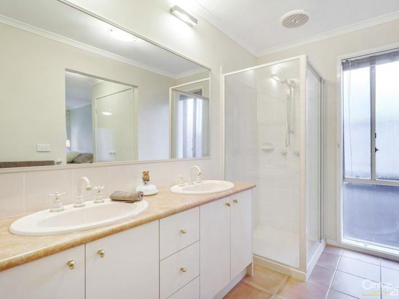 8 St Nicholas Court, Tarneit VIC 3029