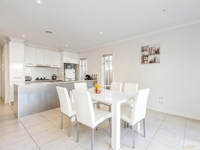 4 Montclair Street, Sanctuary Lakes VIC 3030