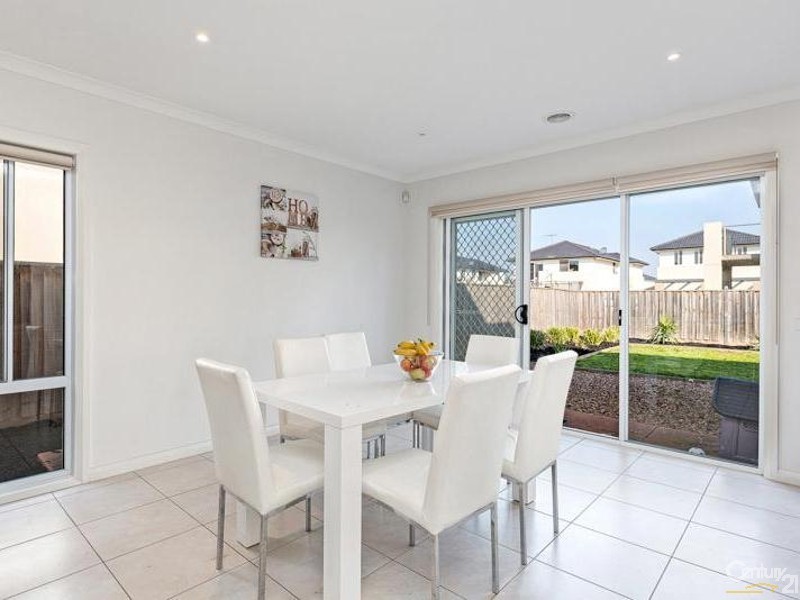 4 Montclair Street, Sanctuary Lakes VIC 3030