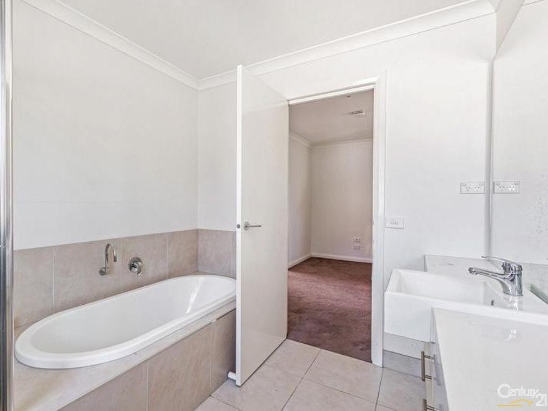 4 Montclair Street, Sanctuary Lakes VIC 3030