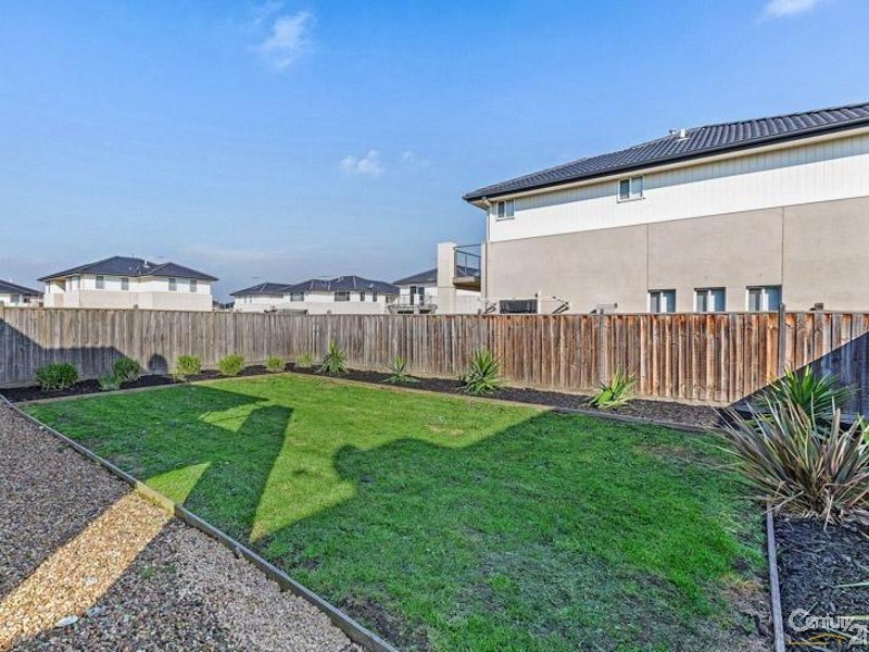 4 Montclair Street, Sanctuary Lakes VIC 3030