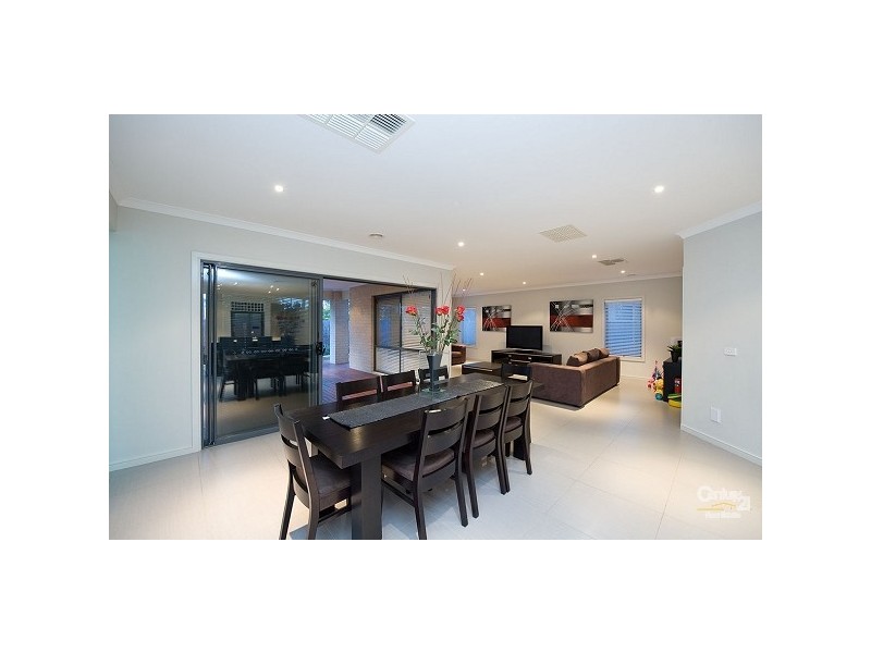 15 Springbank Court, Sanctuary Lakes VIC 3030