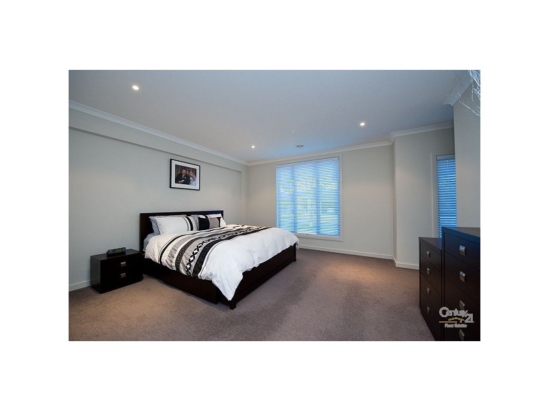 15 Springbank Court, Sanctuary Lakes VIC 3030