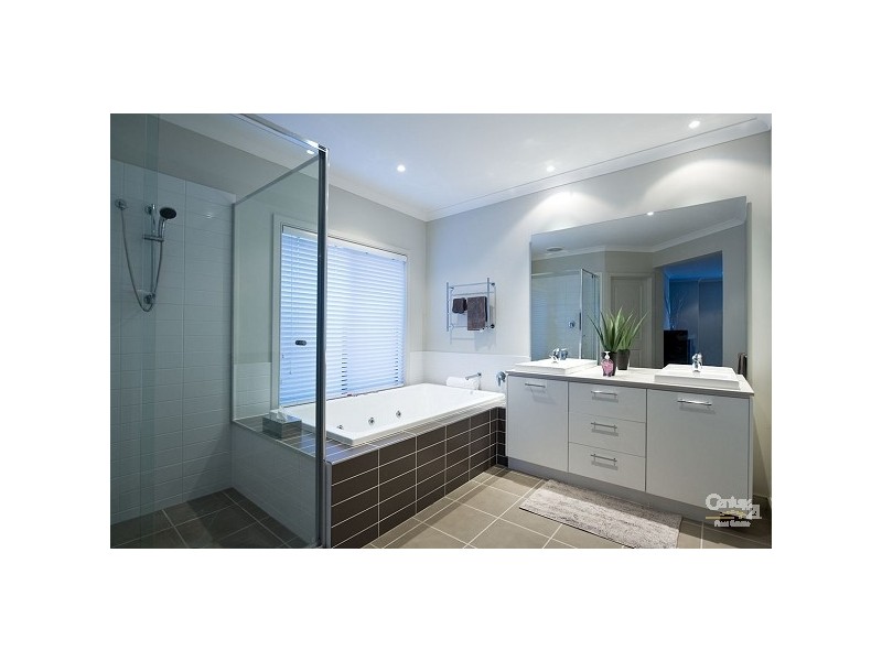 15 Springbank Court, Sanctuary Lakes VIC 3030