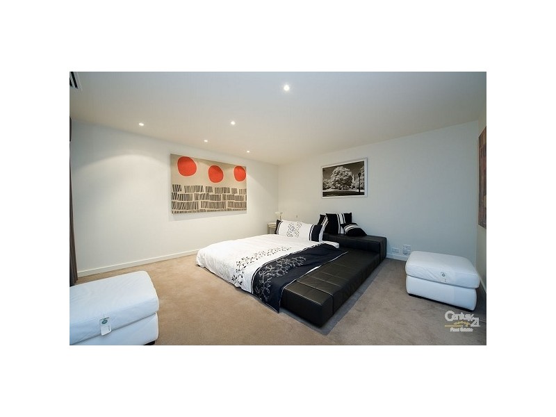 2 Shimmerlake Close, Sanctuary Lakes VIC 3030