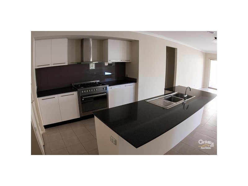 9 Staten Way, Sanctuary Lakes VIC 3030