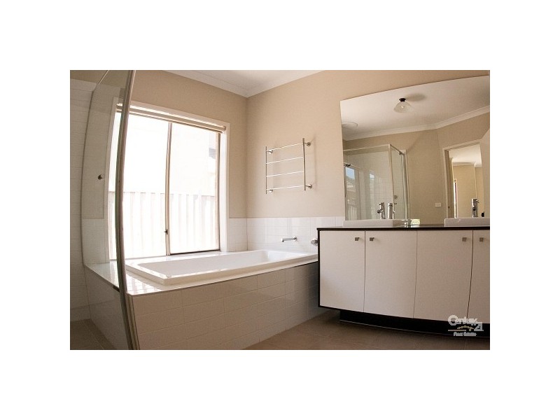 9 Staten Way, Sanctuary Lakes VIC 3030