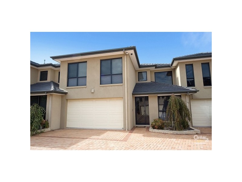 3/2 Sandlewood Close, Sanctuary Lakes VIC 3030