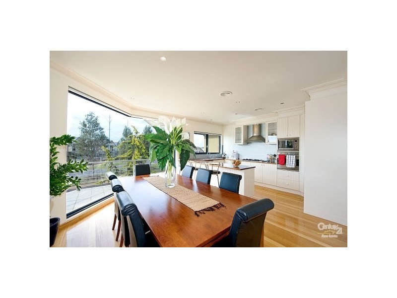 3/2 Sandlewood Close, Sanctuary Lakes VIC 3030