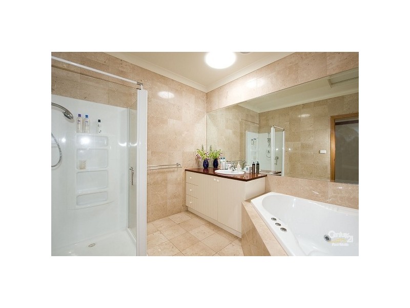 3/2 Sandlewood Close, Sanctuary Lakes VIC 3030